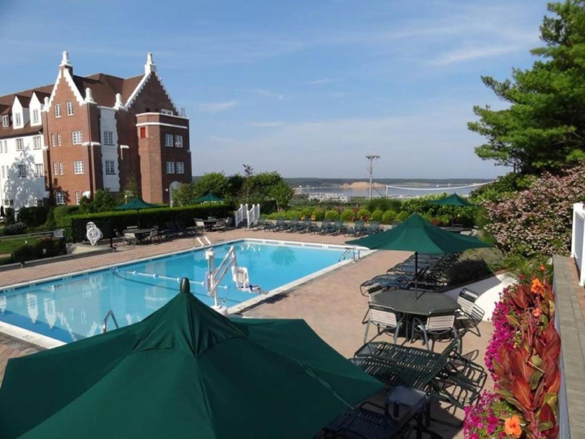 Montauk Manor Hotel Buitenkant foto The pool at the Ocean House