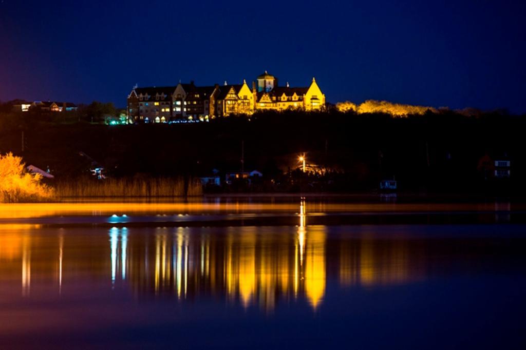 Montauk Manor Hotel Buitenkant foto The Ocean House at night