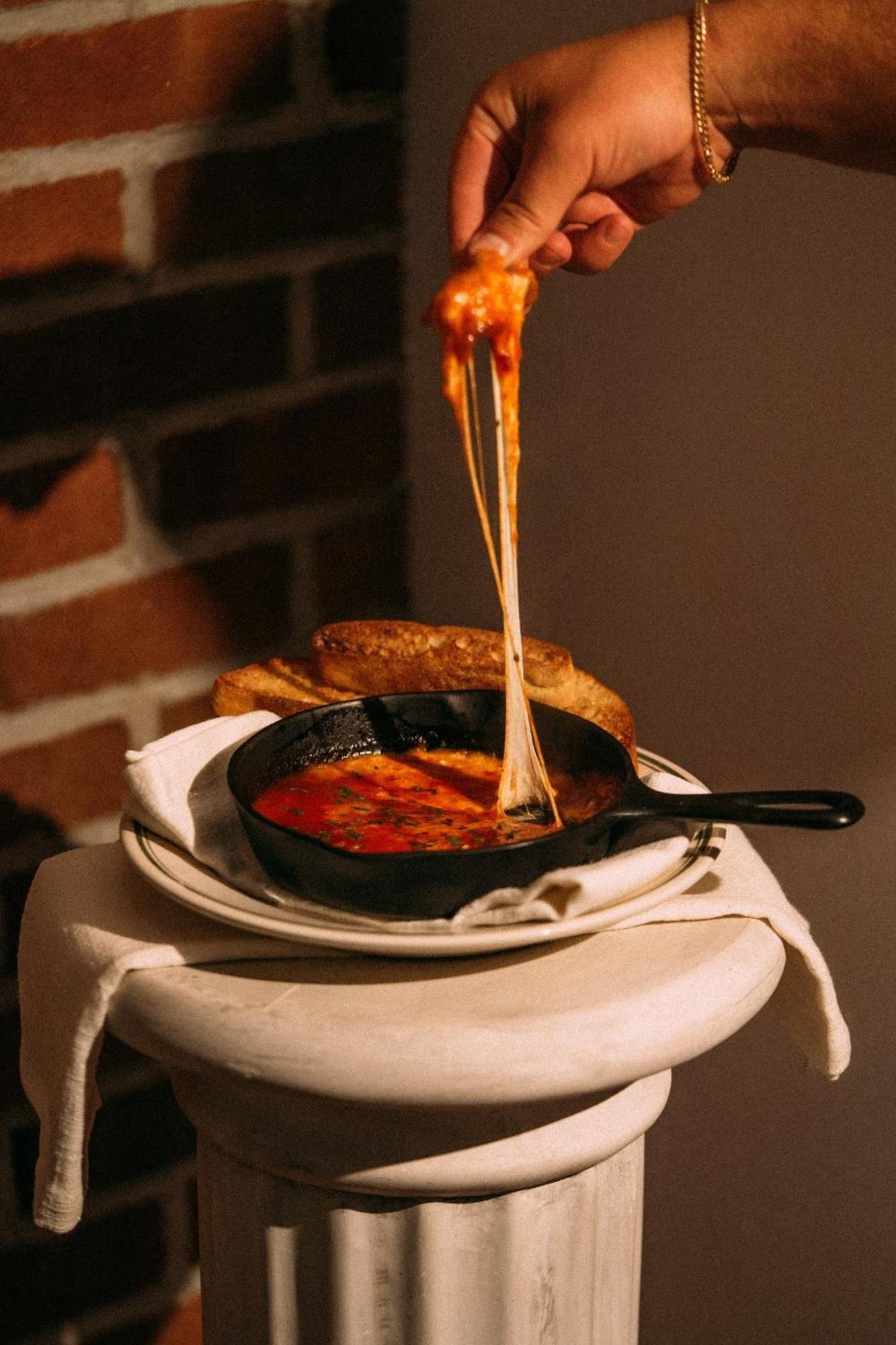 Montauk Manor Hotel Buitenkant foto A cast iron skillet with a handle