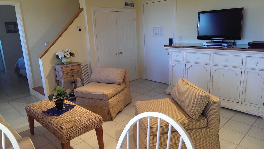 Montauk Manor Hotel Kamer foto Living room in a typical condominium