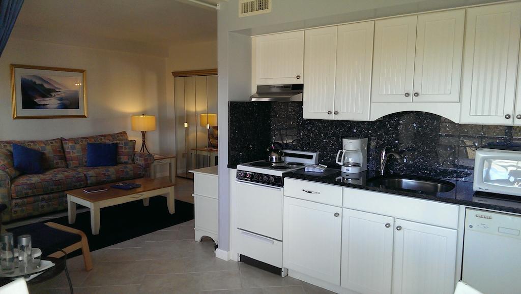Montauk Manor Hotel Kamer foto A typical kitchen in a hotel