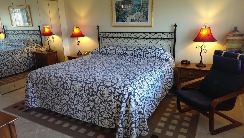 Montauk Manor Hotel Kamer foto A bed with a bedsheet