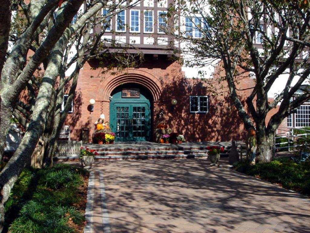 Montauk Manor Hotel Buitenkant foto The entrance to the school