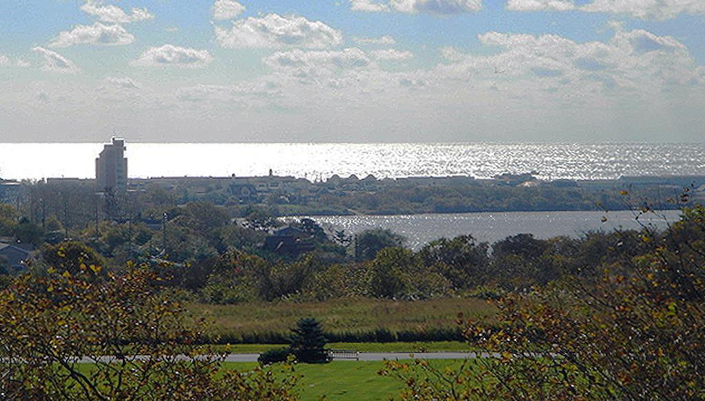 Montauk Manor Hotel Buitenkant foto View of the Atlantic Ocean from the park
