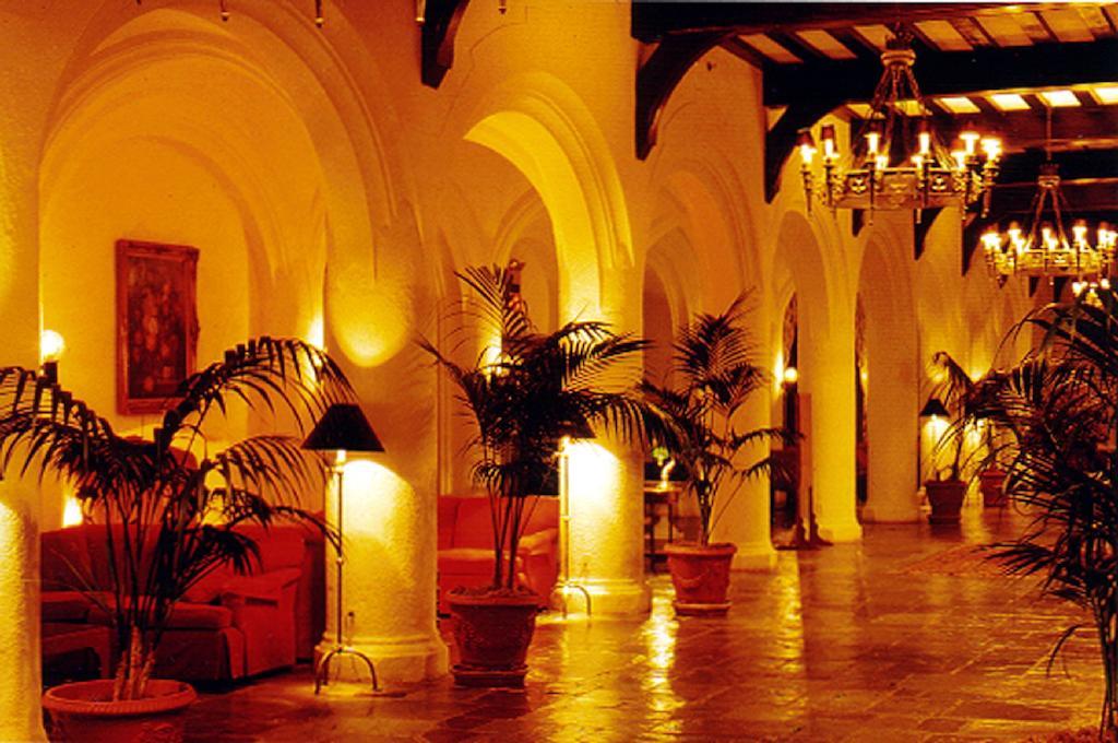 Montauk Manor Hotel Buitenkant foto The lobby of the Hotel del Coronado