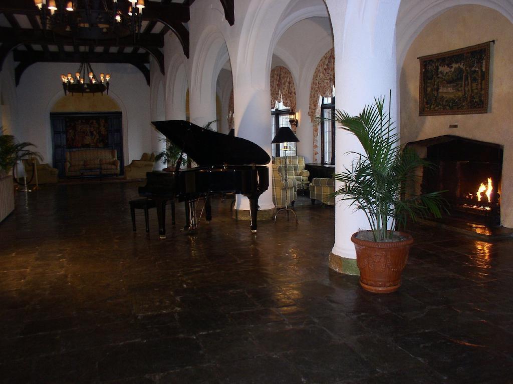 Montauk Manor Hotel Buitenkant foto The lobby of the Hotel del Monte
