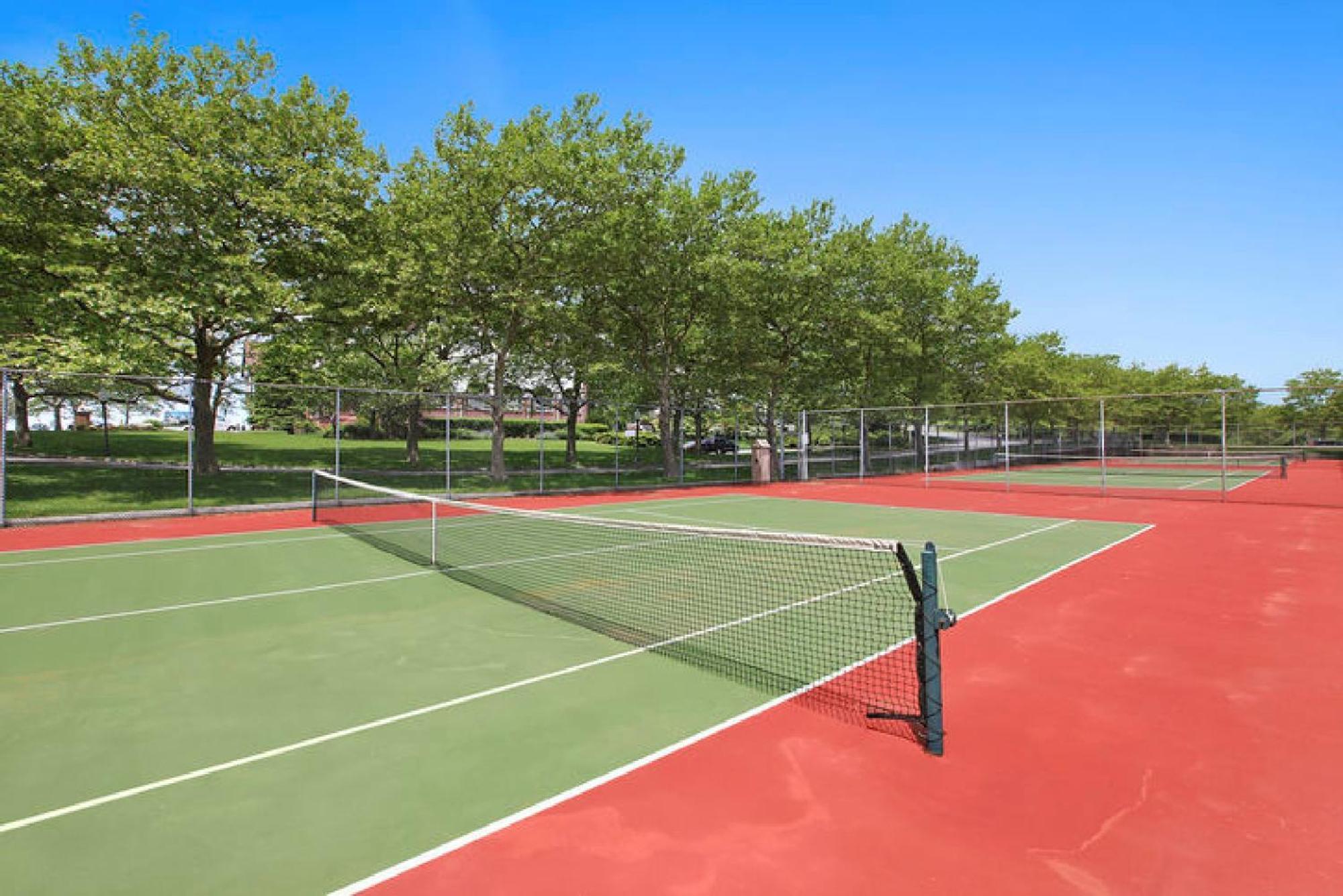 Montauk Manor Hotel Buitenkant foto Tennis courts at the club