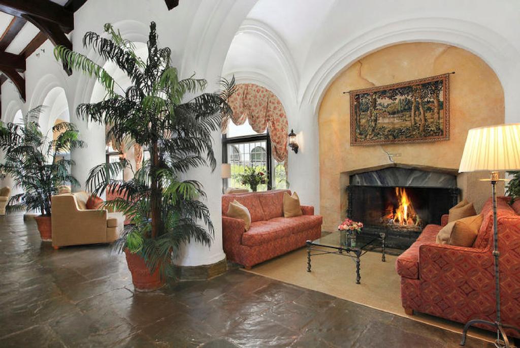 Montauk Manor Hotel Buitenkant foto The lobby at the Hotel del Luna