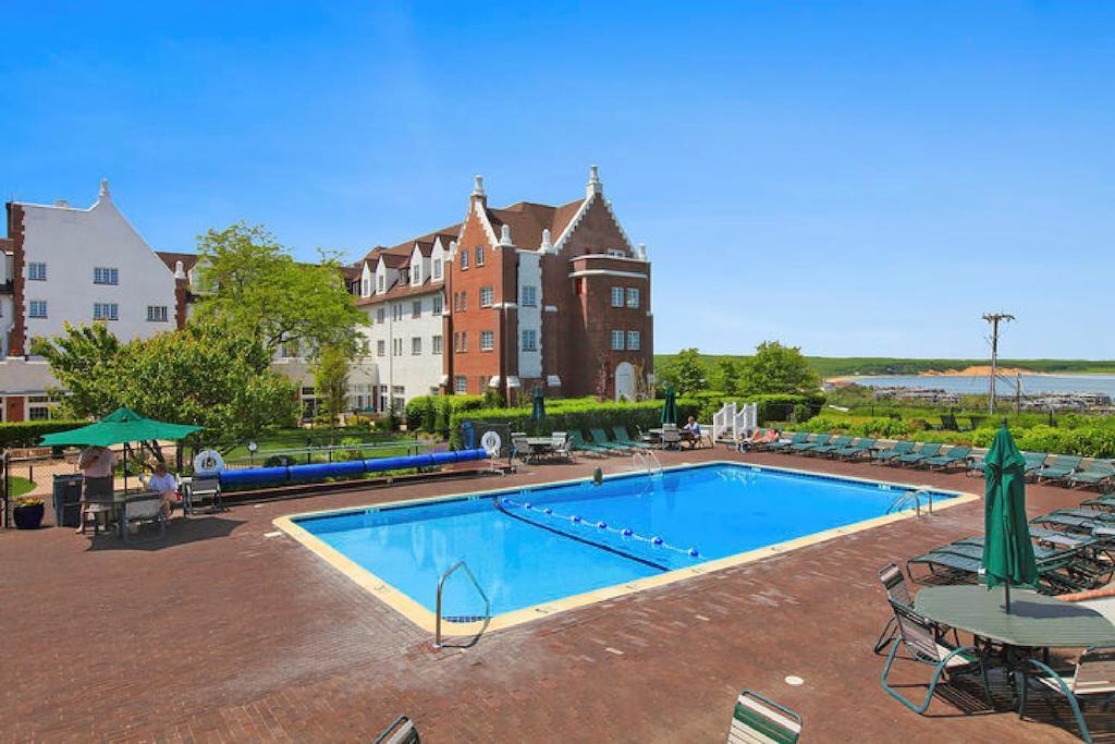 Montauk Manor Hotel Buitenkant foto The swimming pool at the hotel