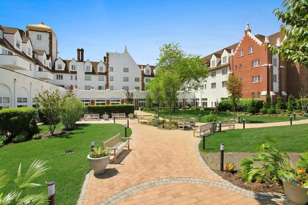 Montauk Manor Hotel Buitenkant foto The courtyard at the former St. Mary's Hospital