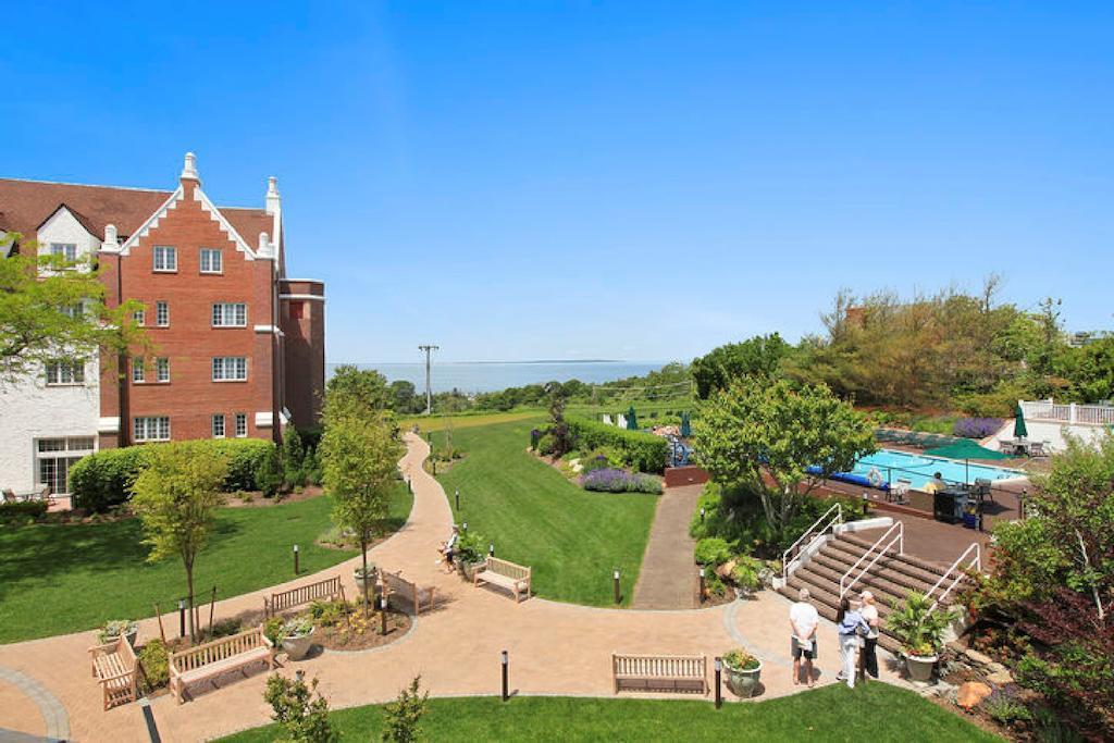 Montauk Manor Hotel Kamer foto The Village Green