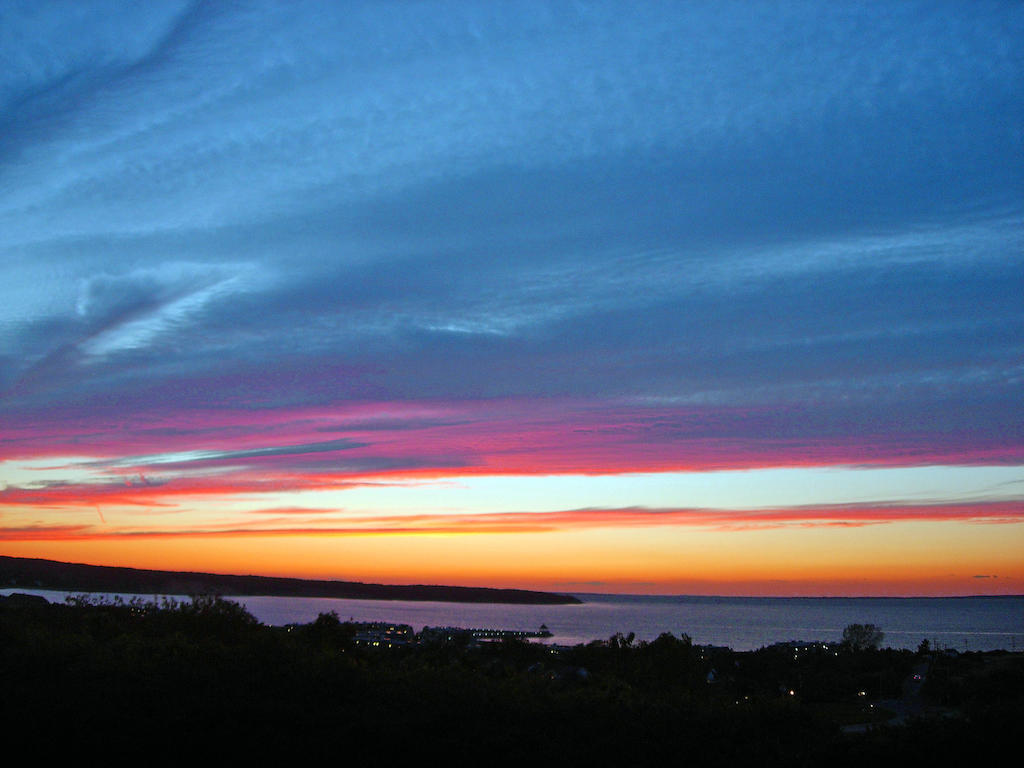 Montauk Manor Hotel Buitenkant foto Sunset over the Gulf of Riga