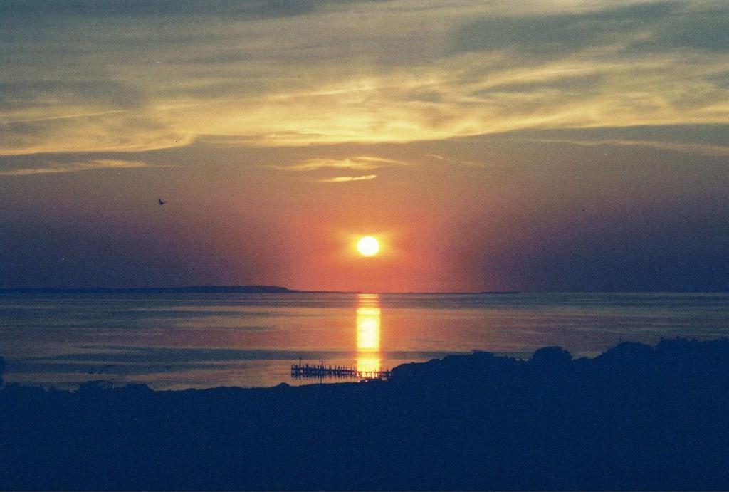 Montauk Manor Hotel Buitenkant foto Sunset over the Gulf of Riga