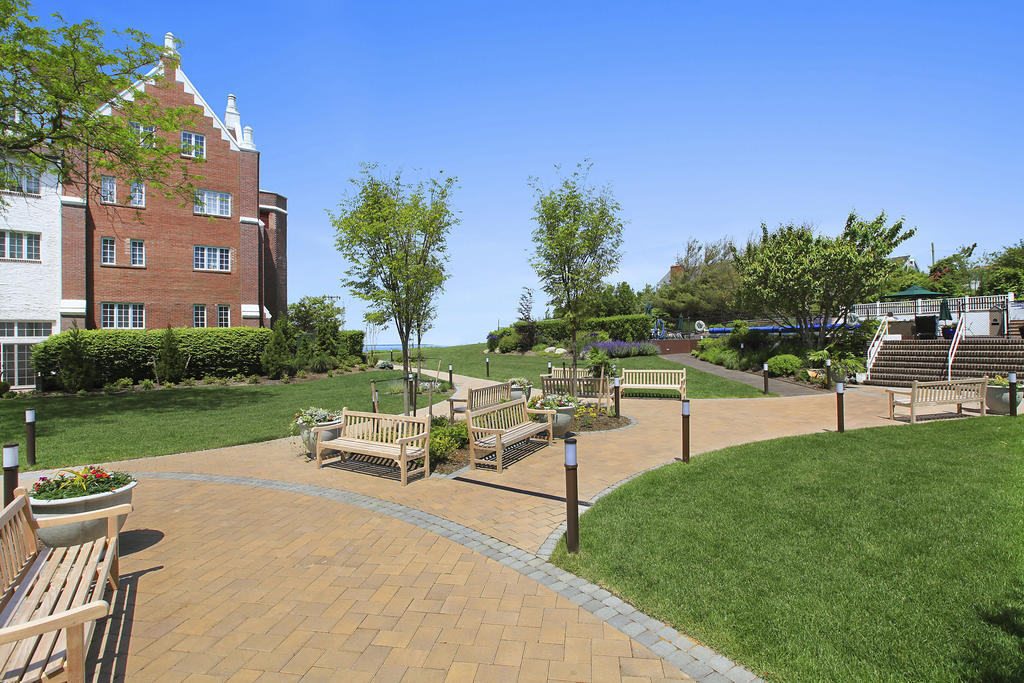 Montauk Manor Hotel Buitenkant foto The Village Green