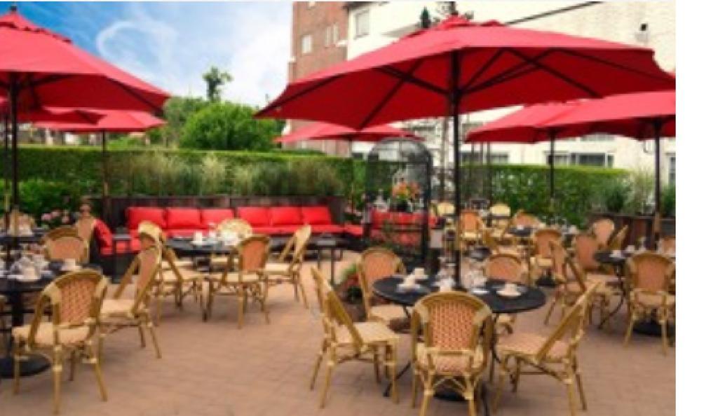Montauk Manor Hotel Buitenkant foto The patio at the restaurant