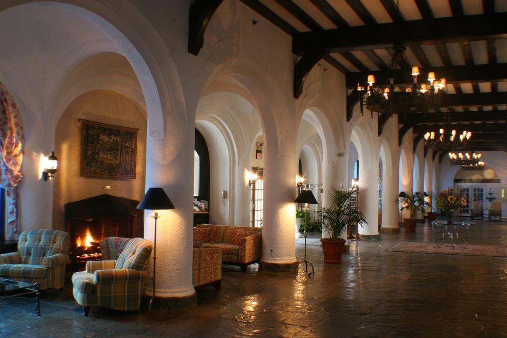 Montauk Manor Hotel Buitenkant foto The lobby of the hotel