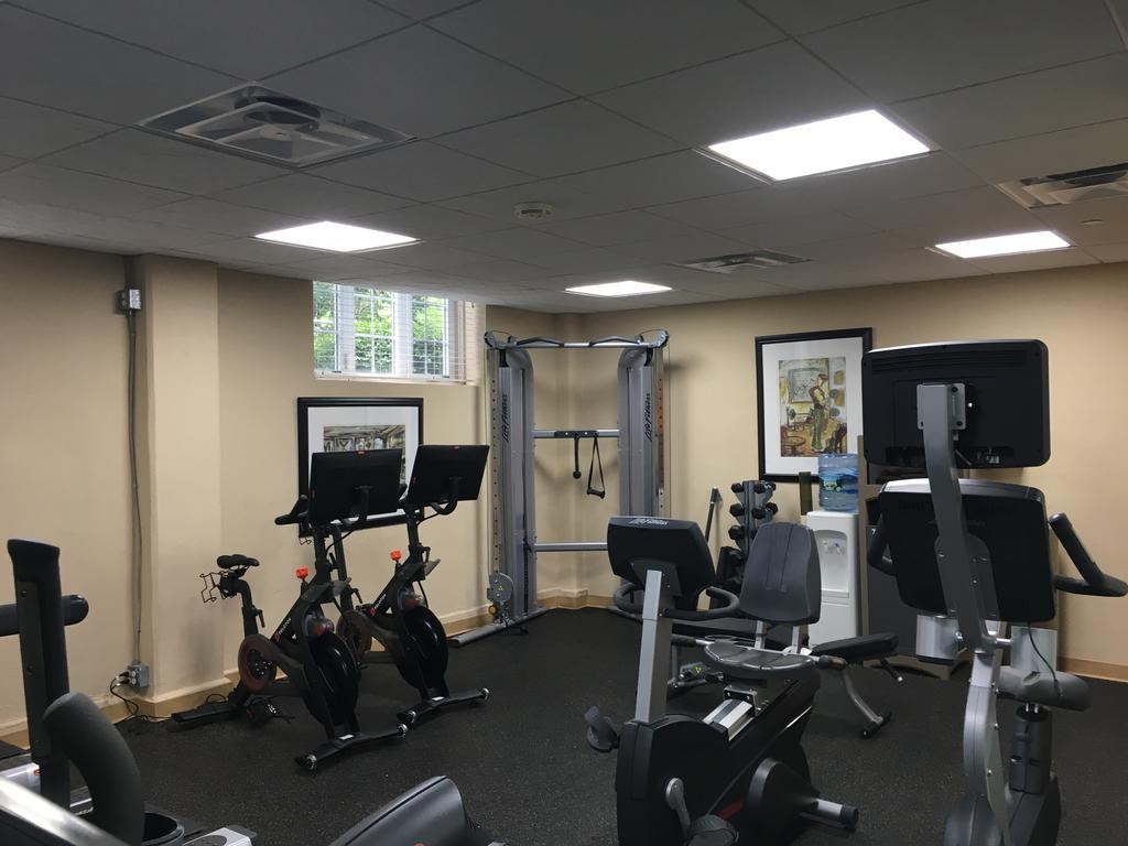 Montauk Manor Hotel Buitenkant foto The gym at the school
