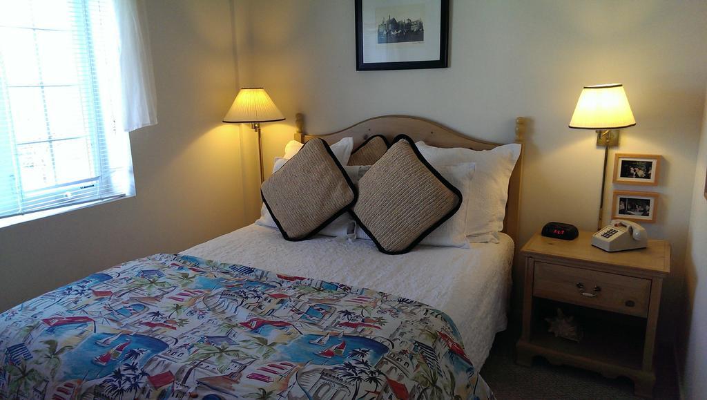 Montauk Manor Hotel Buitenkant foto A bedroom at the Inn at the Opera